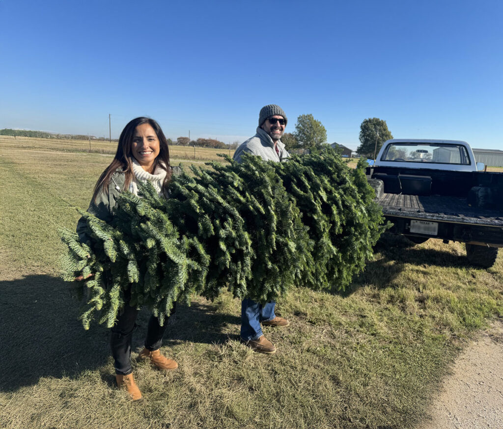 couple-loading-a-christmas-tree-into-truck2 Couple loading a Christmas tree into their truck
