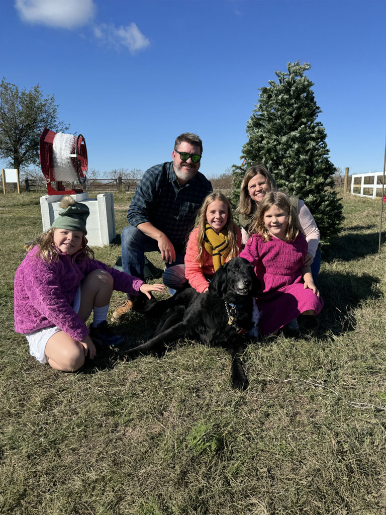 family-with-christmas-tree Family picking a Christmas tree
